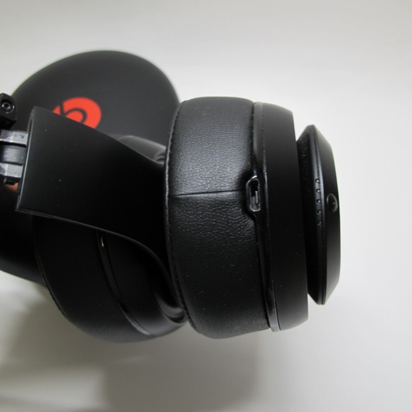Beats by Dre Studio Wireless Over-Ear Headphone - Picture 9 of 13